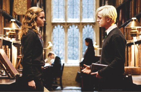 Draco a Hermiona v knihovně....